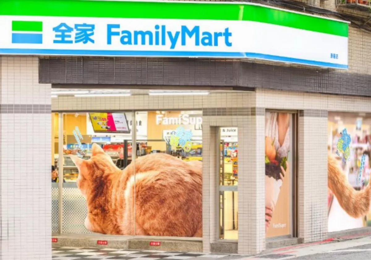 全家超商推認養活動   門口有「超巨大店貓」